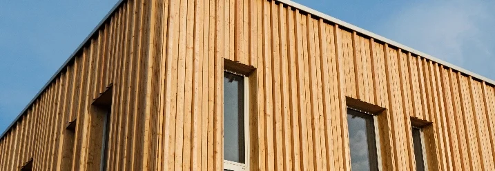 Holzfassade eines modernen Gebäudes